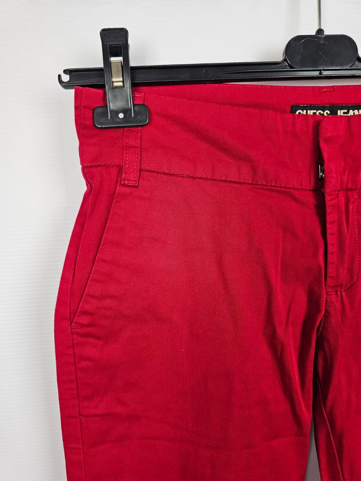 EK5326 Damen knielange Hose von Guess, rot, Gr. 29 (XS)1