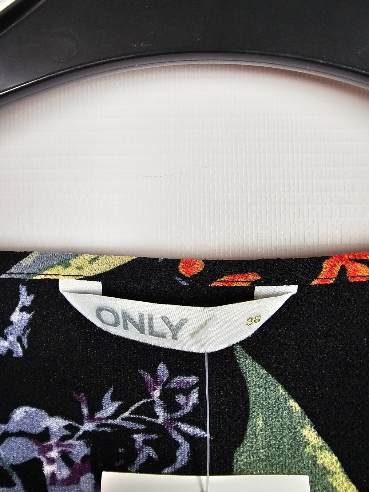 EK6459 Damen kleid von Only, schwarz mit Blumen, Gr.362