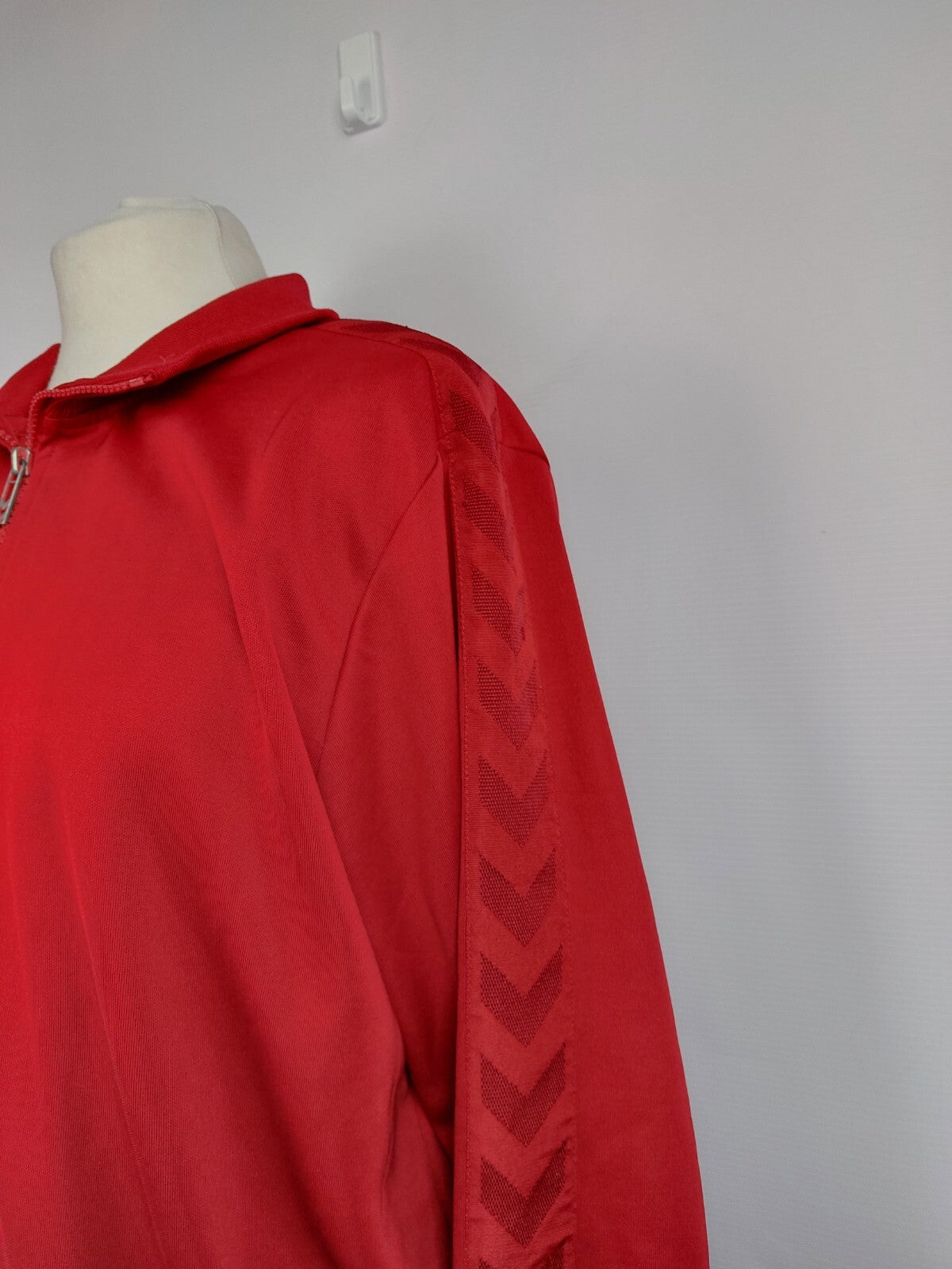 EK4555 Rote Sportjacke für Damen von Hummel, Gr. XL1