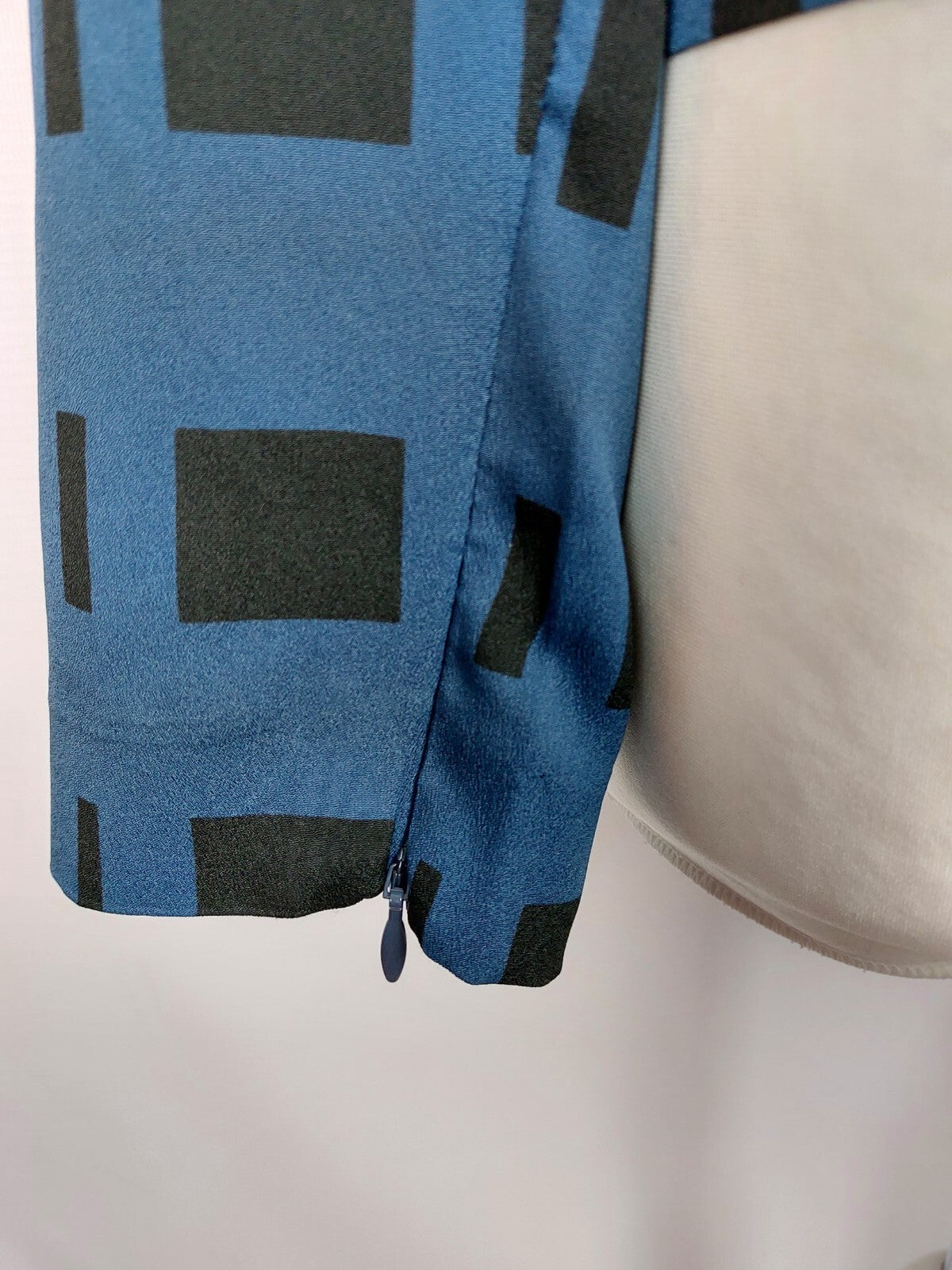 EK2894 Damen Bluse von DKNY, blau/schwarz, Gr. M3