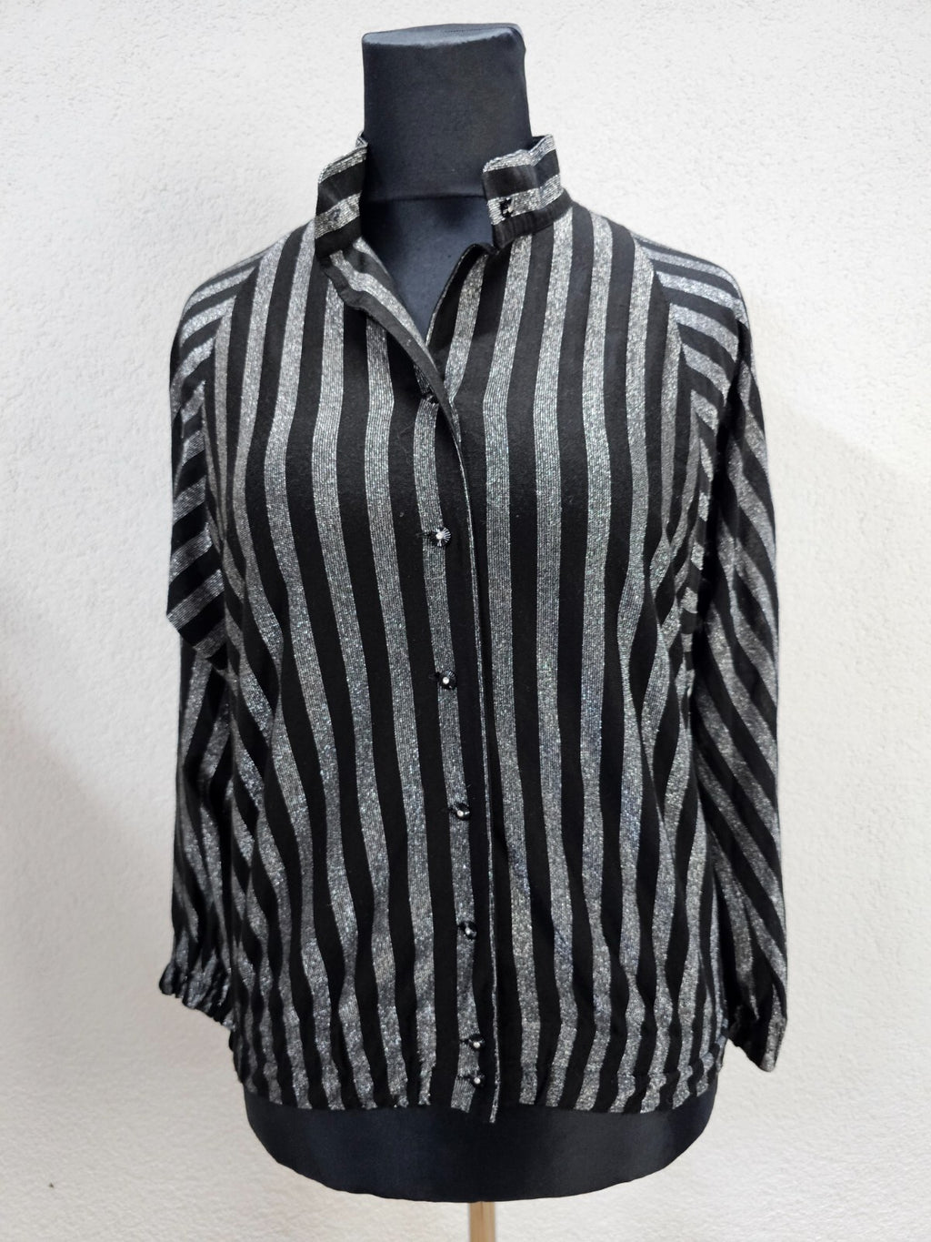 EK5879 Damen Bluse von Erfo, schwarz/silber gestreift, gr. 380