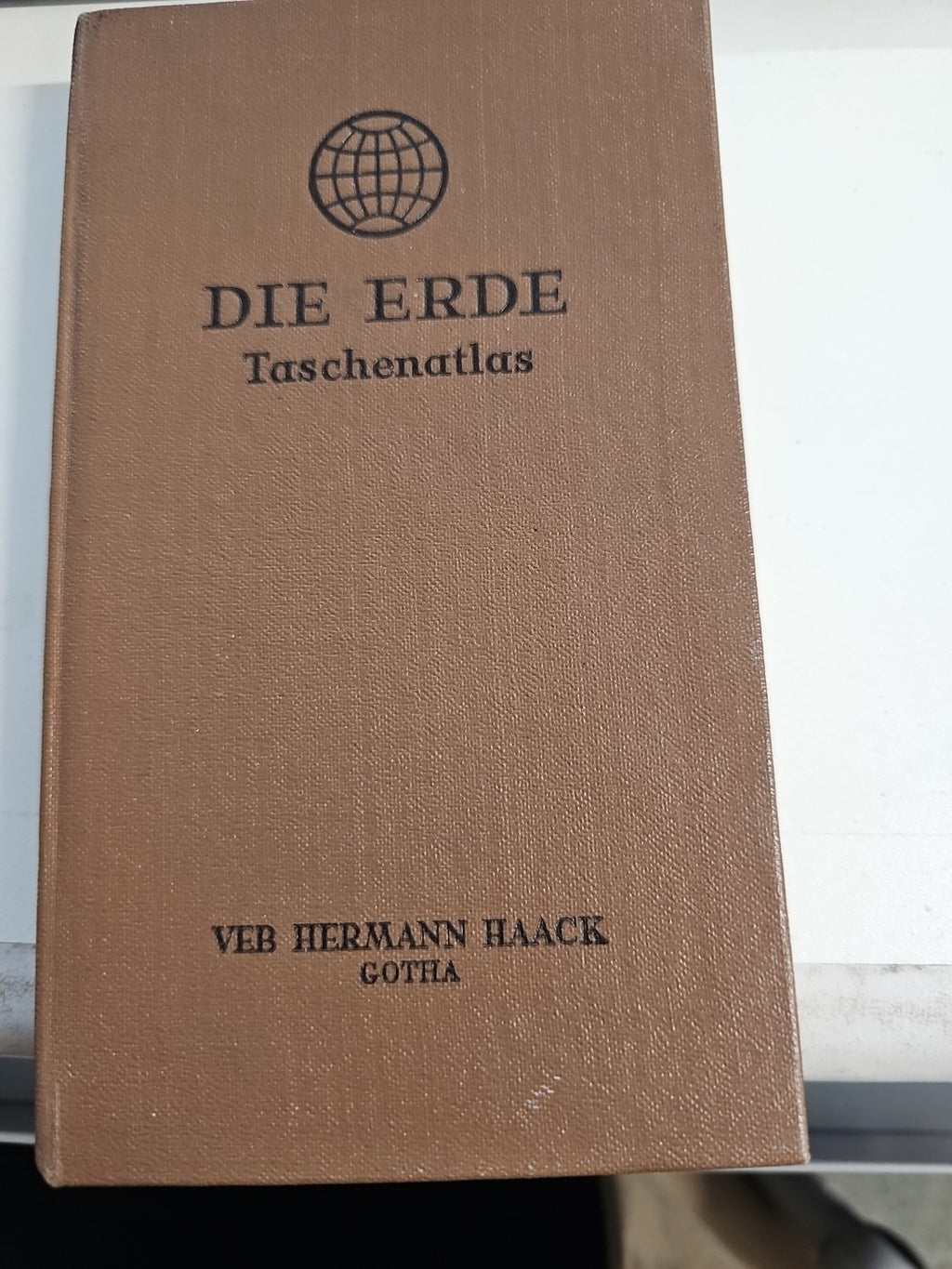 EB 2853Die Erde Taschenatlas VEB Hermann Haack Gotha0